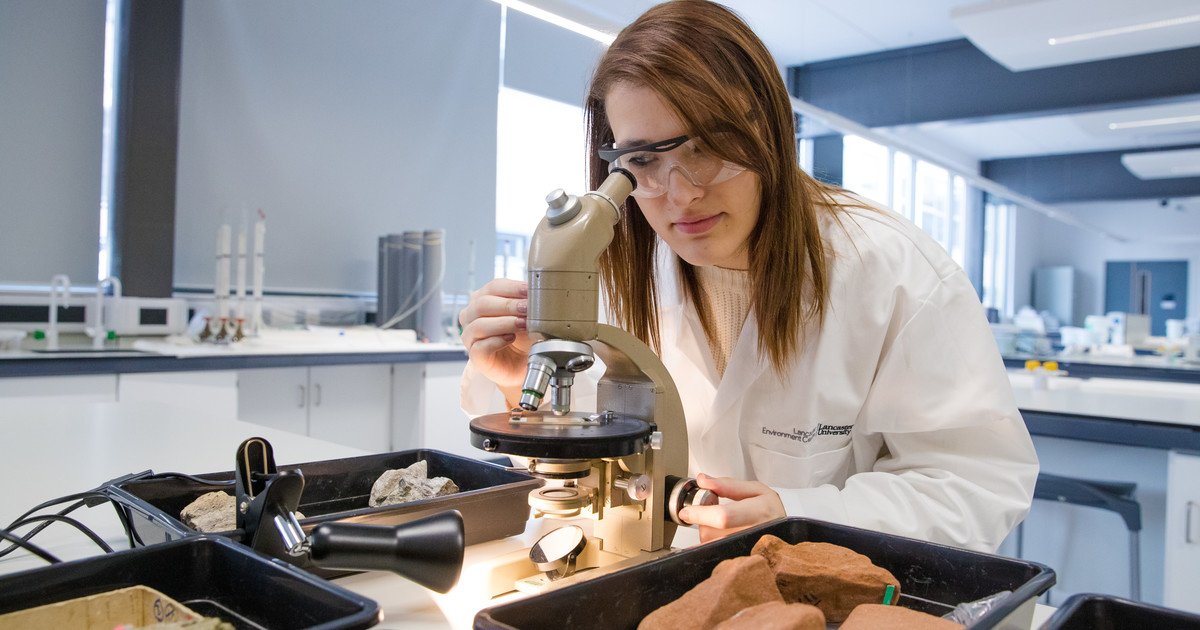 LancasterUni's tweet image. We're very pleased that @LancsUniLEC are #Top10 (8th) for Geography and Environmental Science in the new @compuniguide rankings! 🌎🔬#cug2019