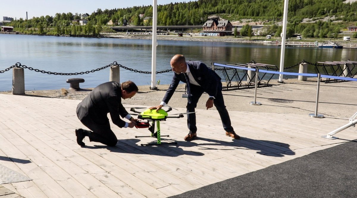 #5G technology create many new possibilities and here <a href="/SwedishPM/">Ulf Kristersson</a> experiences how 5G and drones can be used to deliver defibrillators to a heart failure emergency #digitalization #Norden2018 #NordicCouncil