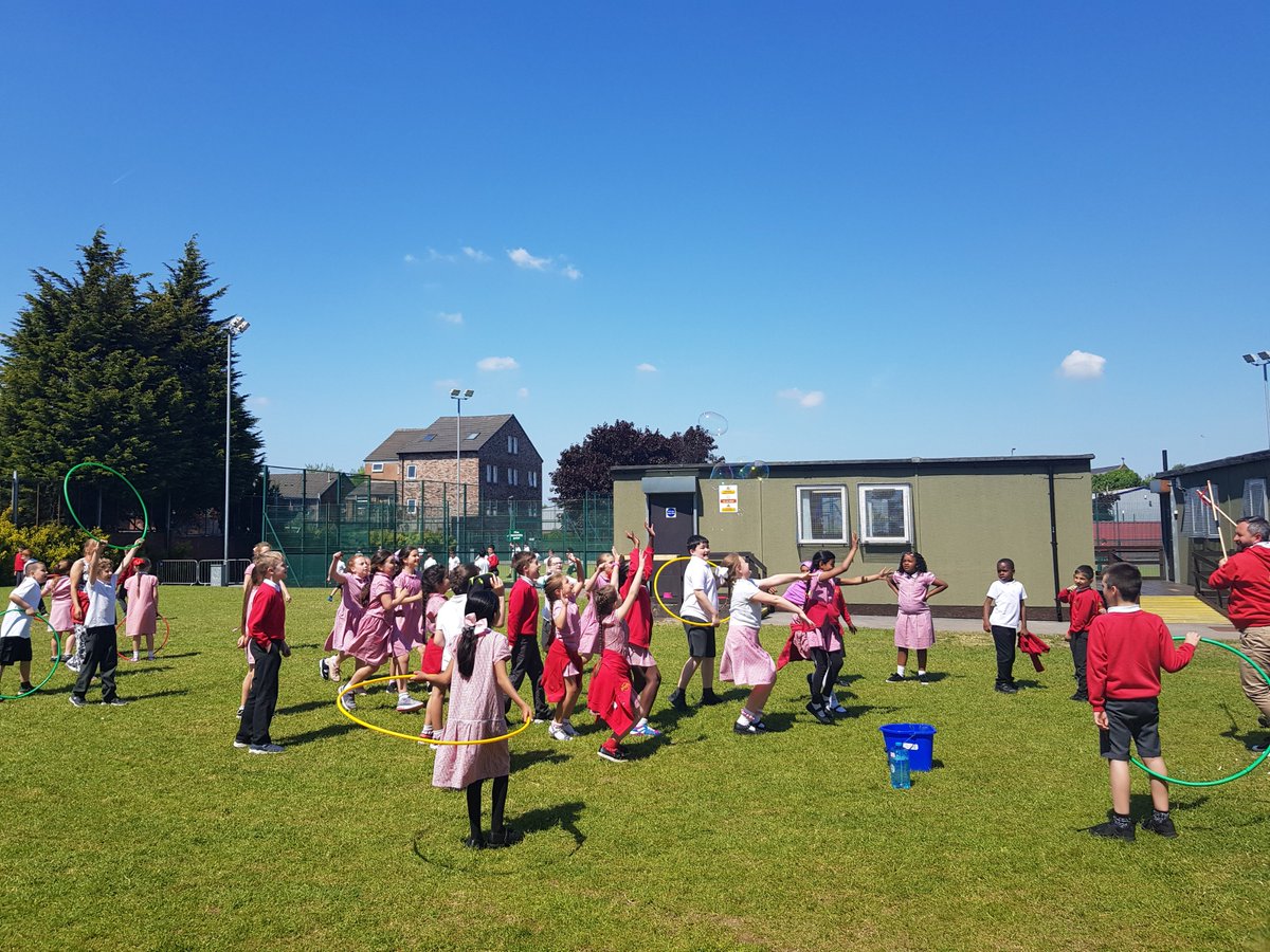 s_backhouse's tweet photo. @NewparkPCM @NewParkPrimary Now we have a bubble man too! #funinthesun https://t.co/AqhgZhs9Ev