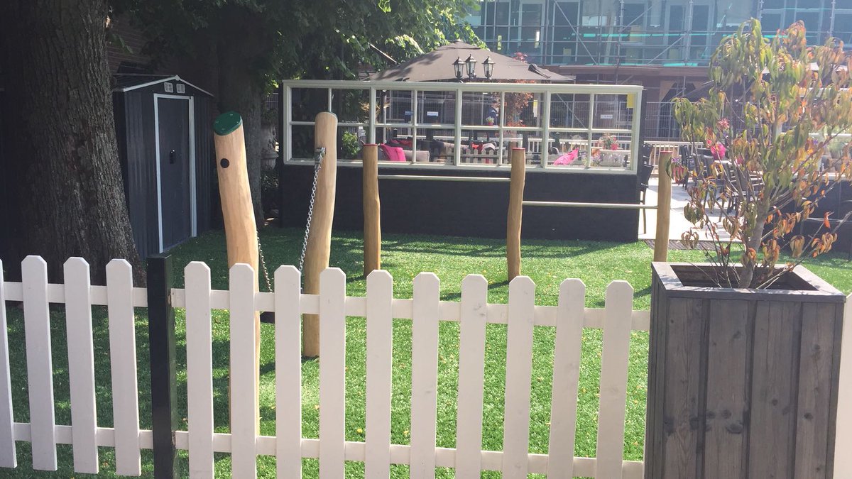 Parkeerplaats omgetoverd tot een heuse speeltuin!
De speeltuin is voorzien van robinia houten speeltoestellen en creëert daarmee een natuurlijke en speelse uitstraling. ijreka.nl/projecten/deta…!