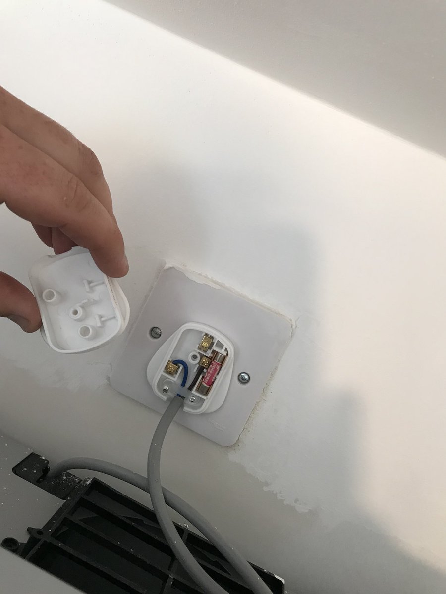 deangreenslade's tweet image. Wouldn’t recommend @PersimmonHomes their sparky said it was the power switch which was the issue even though I told them the back of the plug comes off. Had my own sparky out stated it’s the loose plug and if I’d touched the fuse I would have had 240v shock. #poorworkmanship