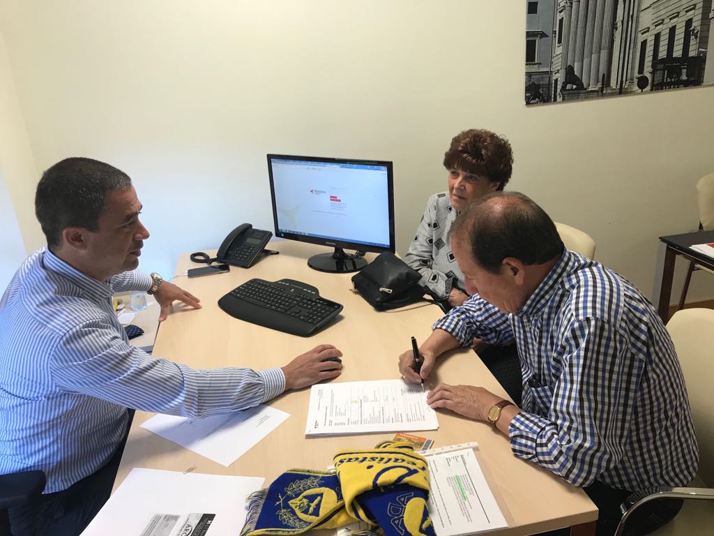AD_Alcorcon's tweet photo. SPONSOR | Carlos, abonado alfarero, ya se ha beneficiado de la promoción de #Finan10 y se ahorrará un 20% en su abono para la temporada 2018/19 gracias a contratar una póliza de seguro con nuestro patrocinador.
¿Te animas? https://t.co/yzMfXVvDsq