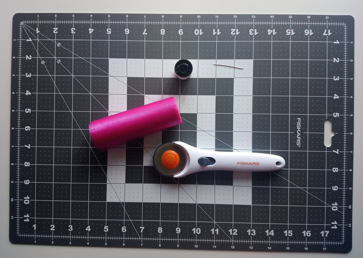 Plume_V's tweet photo. #ouiarevac #challengeouiaremakers
On rentre dans le vif du sujet !
Mais qu'est ce que je fais ? Une idée @ouiaremakers ? 
En tout cas j'espère que ça vous plaira 😊
. 
#diy #creative #challenge #challengecreatif #fiskars https://t.co/3rmyHtbbiH