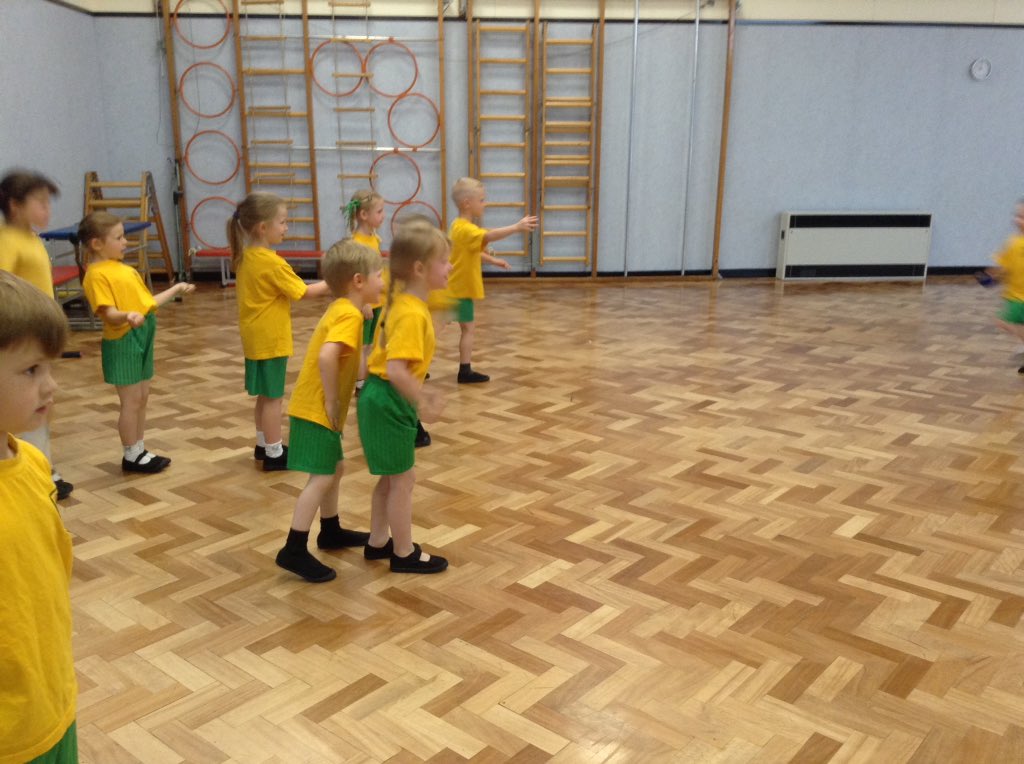 WybersWoodEYFS's tweet image. Learning new skills in preparation for sports day #wybersPE  #eyfsphysicaldevelopment