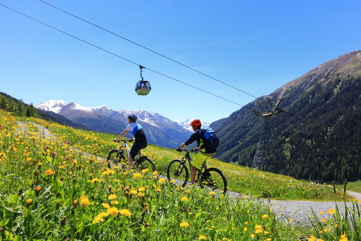 DavosKlosters's tweet photo. Biken in @DavosKlosters? Ist RAAAD 😎✌️ @MySwitzerlandDE sendet 3 deutsche Blogger auf Bike-Tour 🚴‍♀️ Und Du kannst bis 27.05. voten, wer zu uns kommt: @Freiseindesign, @globusliebe oder @Lilies_Diary. Einfach abstimmen unter: https://t.co/Hm4uWMoRCE #BloggerBikeChallenge https://t.co/7S71uKxHKu