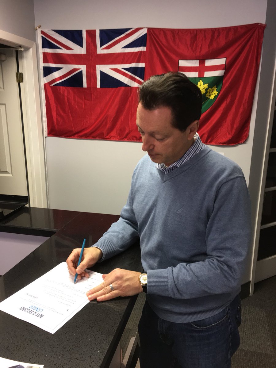 RohitKumarMD's tweet photo. I recently met with Stephen Crawford, the Oakville PC Candidate, and am pleased to announce he signed the #NotaSecondLonger pledge to work with @OntariosDoctors and provide better access to healthcare in Ontario. #onpoli #onhealth @stcrawford2 #Oakville https://t.co/joim5kDtEv