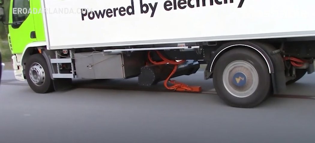 An electrified road in Sweden charges vehicles as they move along it. #electricvehicles mashable.com/2018/04/17/ele…