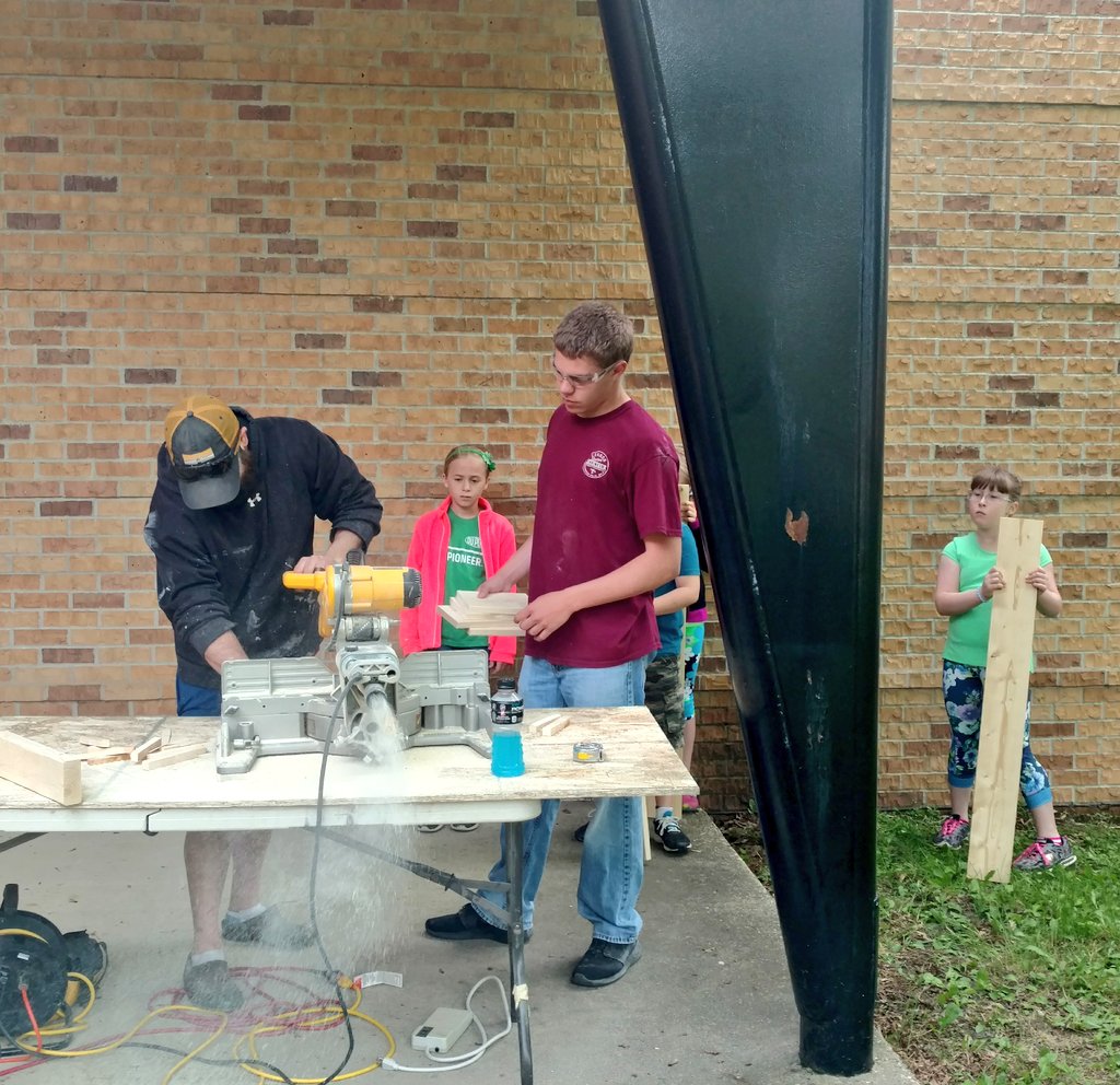 MrsKadrlik's tweet photo. Steve Jacobsen and his crew came in to help the third graders cut birdhouse lumber this morning.
#cfelem #birdhousebuilding #day2 #upfromtheashes https://t.co/CaS1zP3pAs