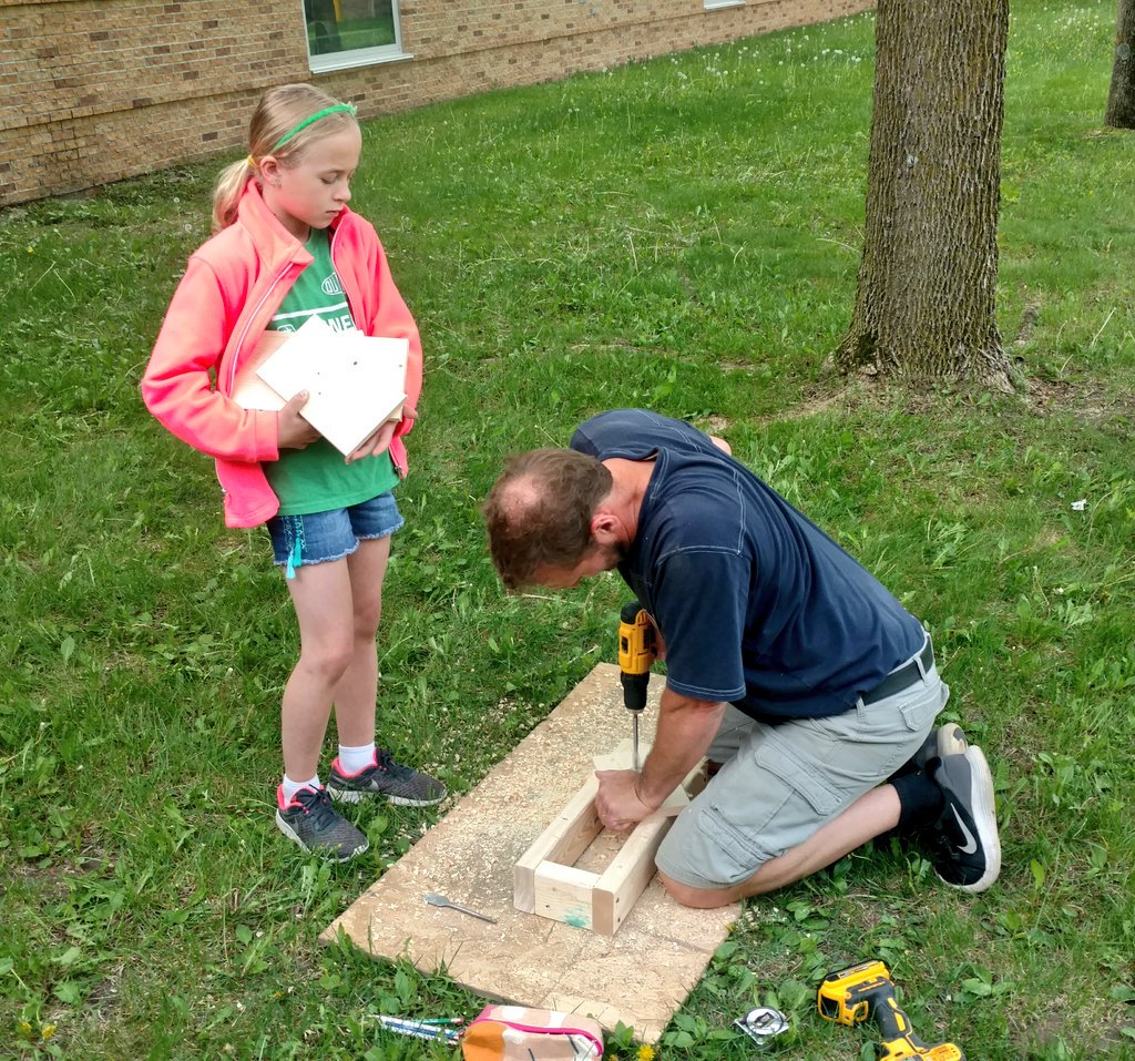 MrsKadrlik's tweet photo. Steve Jacobsen and his crew came in to help the third graders cut birdhouse lumber this morning.
#cfelem #birdhousebuilding #day2 #upfromtheashes https://t.co/CaS1zP3pAs