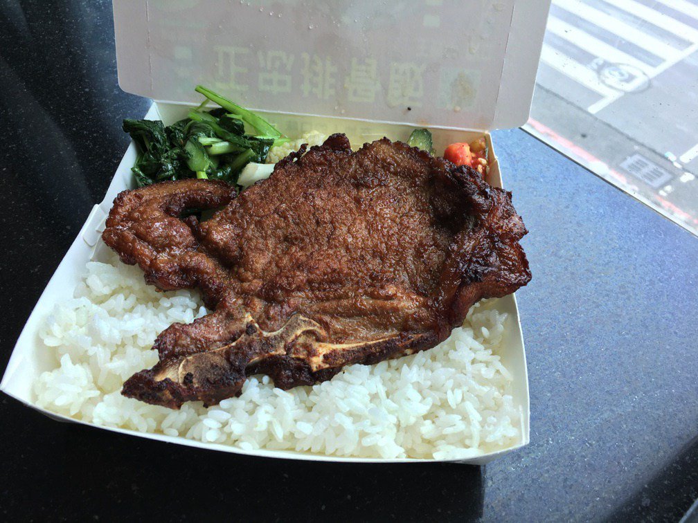 高雄の正忠排骨飯でがっつり骨付き肉！お弁当なのでテイクアウトもおすすめ onna-hitoritabi.com/taiwan/kaohsiu…