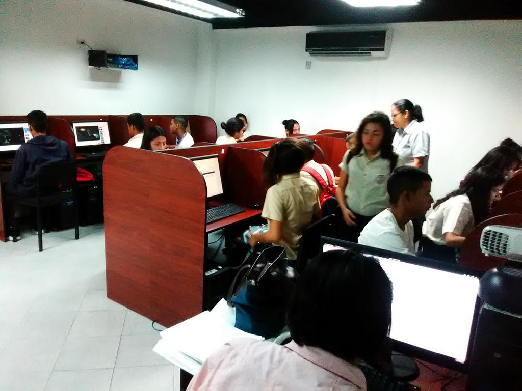 UTCarabobo's tweet photo. #23May estudiantes del Liceo Colomine de Valencia realizan su registro en el Sistema Nacional de Ingreso desde nuestra sede @UTCarabobo 
Recuerda cham@ que ya el proceso de registro está por culminar, no lo dejes para última hora!
#PuebloUnidoConMaduro @NicolasMaduro https://t.co/YsB8IatyH8