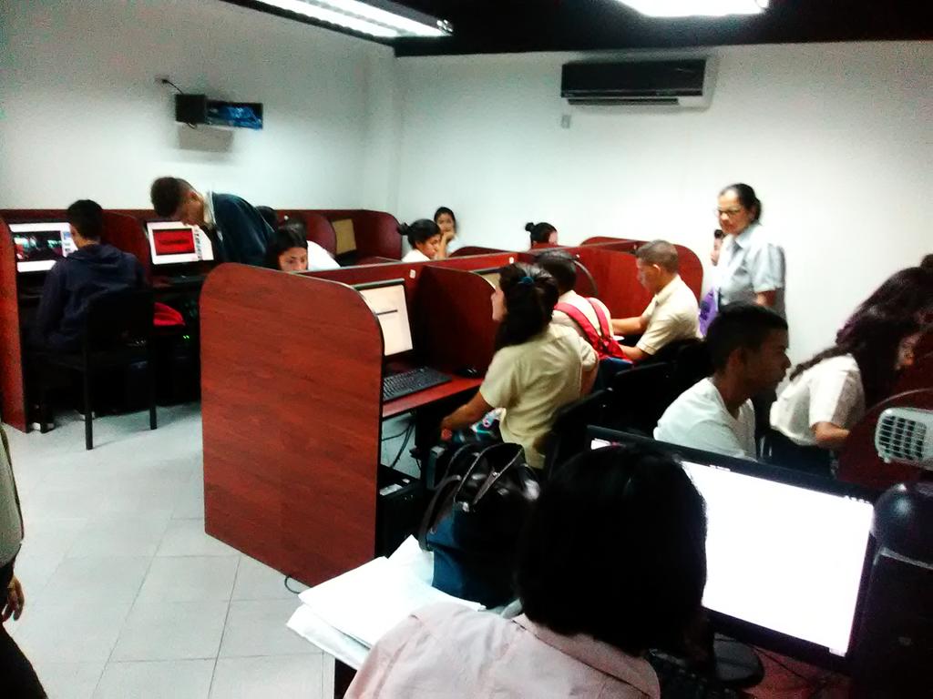 #23May estudiantes del Liceo Colomine de Valencia realizan su registro en el Sistema Nacional de Ingreso desde nuestra sede <a href="/UTCarabobo/">Fundacite Carabobo®</a> 
Recuerda cham@ que ya el proceso de registro está por culminar, no lo dejes para última hora!
#PuebloUnidoConMaduro <a href="/NicolasMaduro/">Nicolás Maduro</a>