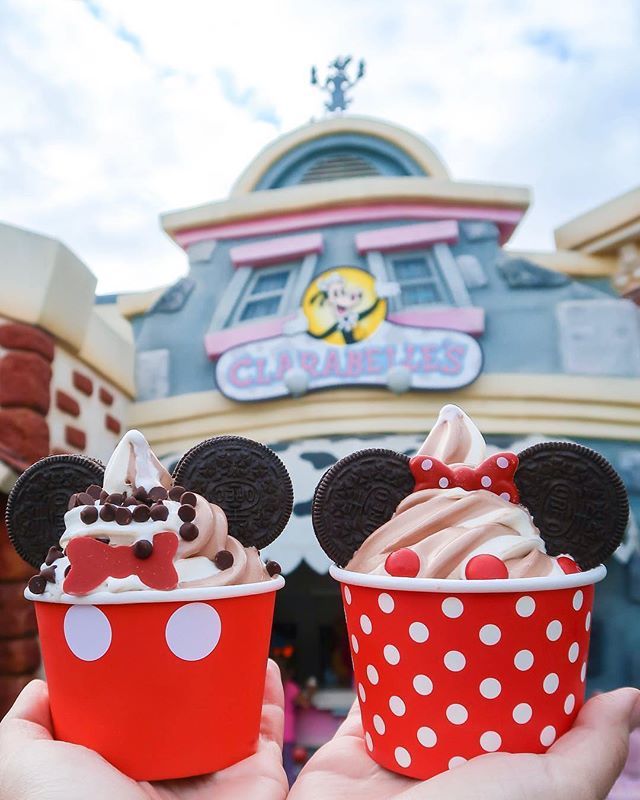 DLifestylers's tweet photo. Repost from @disneyfor2 - Mickey and Minnie Sundae at Clarabelle’s in Toon Town
.
Vanilla and Chocolate Swirl Dannon Soft-serve Frozen Yogurt, Oreos, Chocolate and a bow tie $7.99 (AP Discount available)
.
.
.
.
@disneyland #DisneyFor2 #Disneyland #Annua… https://t.co/sBnImezOIF https://t.co/DrQrMQThTz