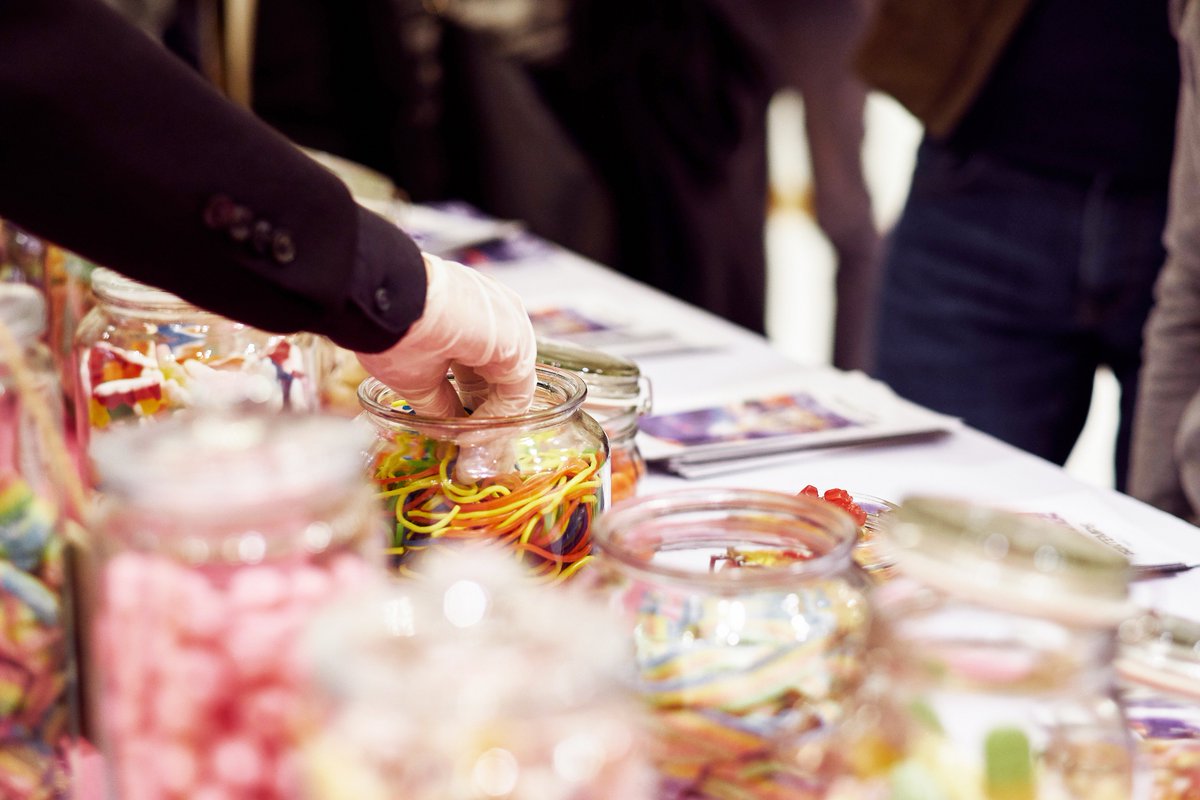 1nstantB's tweet photo. Découvrez notre bar à #bonbons pour votre événement d'#entreprise et faites plus d'un heureux ! 🍬🍭 Sucettes, chewings-gums, dragées, caramels... Il y en a pour tous les goûts ! #InstantB https://t.co/0LNX7LwMiR