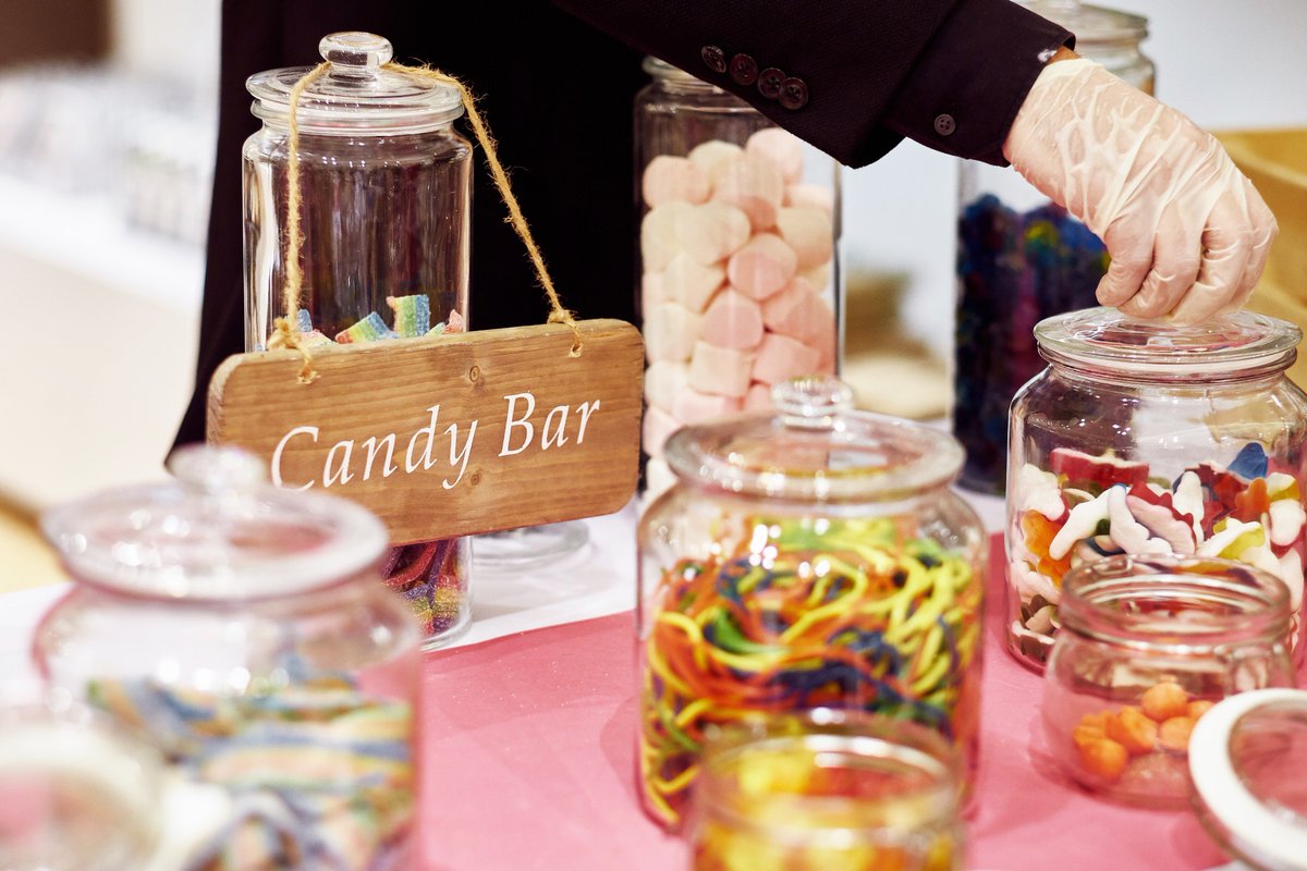 1nstantB's tweet photo. Découvrez notre bar à #bonbons pour votre événement d'#entreprise et faites plus d'un heureux ! 🍬🍭 Sucettes, chewings-gums, dragées, caramels... Il y en a pour tous les goûts ! #InstantB https://t.co/0LNX7LwMiR