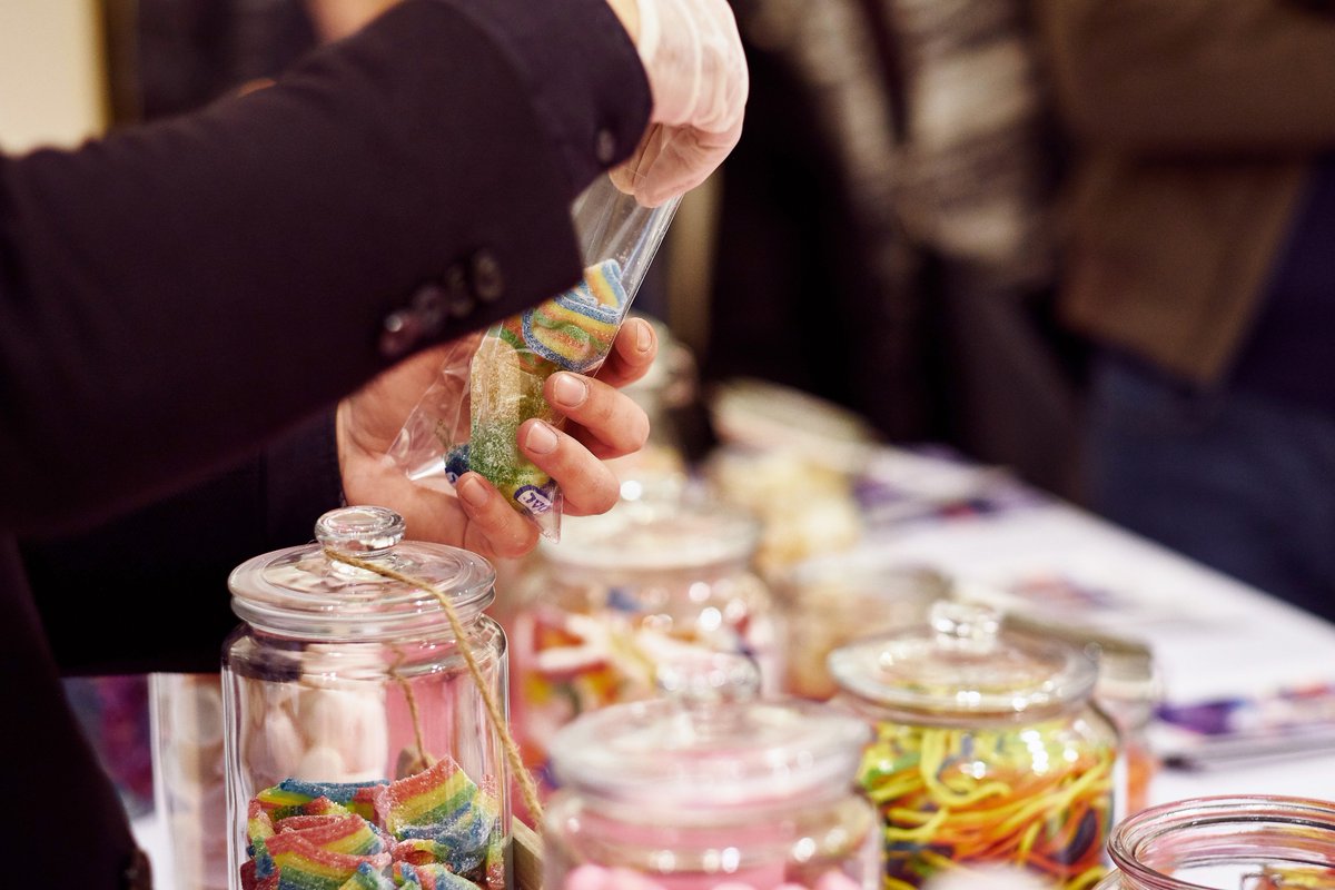 1nstantB's tweet photo. Découvrez notre bar à #bonbons pour votre événement d'#entreprise et faites plus d'un heureux ! 🍬🍭 Sucettes, chewings-gums, dragées, caramels... Il y en a pour tous les goûts ! #InstantB https://t.co/0LNX7LwMiR