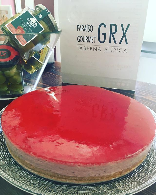 En Paraíso Gourmet cada semana elaboramos postres caseros de fruta natural para deleitar los paladares más exigentes. Os presentamos nuestra tarta de queso fresco y fresas! #tabernaatípica #productosgourmet #gastronomía #granada #tartas ift.tt/2GJC7WH