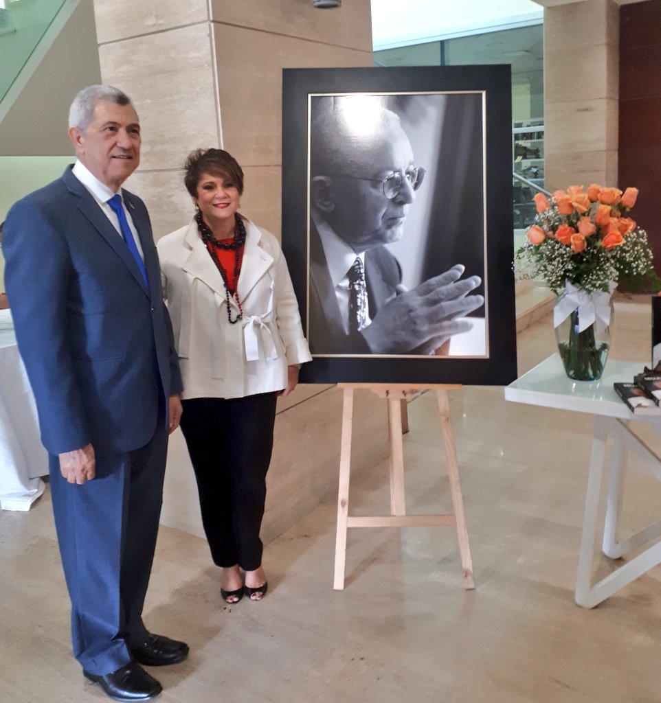 #ConferenciaMiguelCocco
Con este evento honramos la memoria de #MiguelCocco ejemplo de #Honradez y #Transparencia en el estado Dominicano.