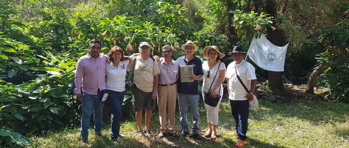 PlandeAyalaSXXI's tweet photo. #MCPASXXl-Morelos con  Cuauhtémoc Blanco, candidato a la gubernatura por la Coalición Juntos Haremos Historia, donde plantearon el rescate de la barranca El pilancon, y se le entregó el documento Plan de Ayala Siglo XXI 2.0 versión MORELOS.
#CampesinosConAMLO 
@AristeguiOnline https://t.co/nFvSCEreNT