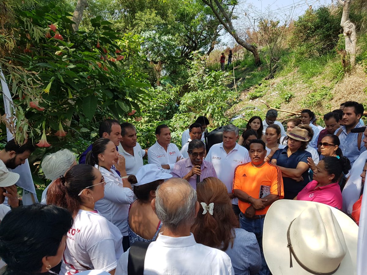 PlandeAyalaSXXI's tweet photo. #MCPASXXl-Morelos con  Cuauhtémoc Blanco, candidato a la gubernatura por la Coalición Juntos Haremos Historia, donde plantearon el rescate de la barranca El pilancon, y se le entregó el documento Plan de Ayala Siglo XXI 2.0 versión MORELOS.
#CampesinosConAMLO 
@AristeguiOnline https://t.co/nFvSCEreNT