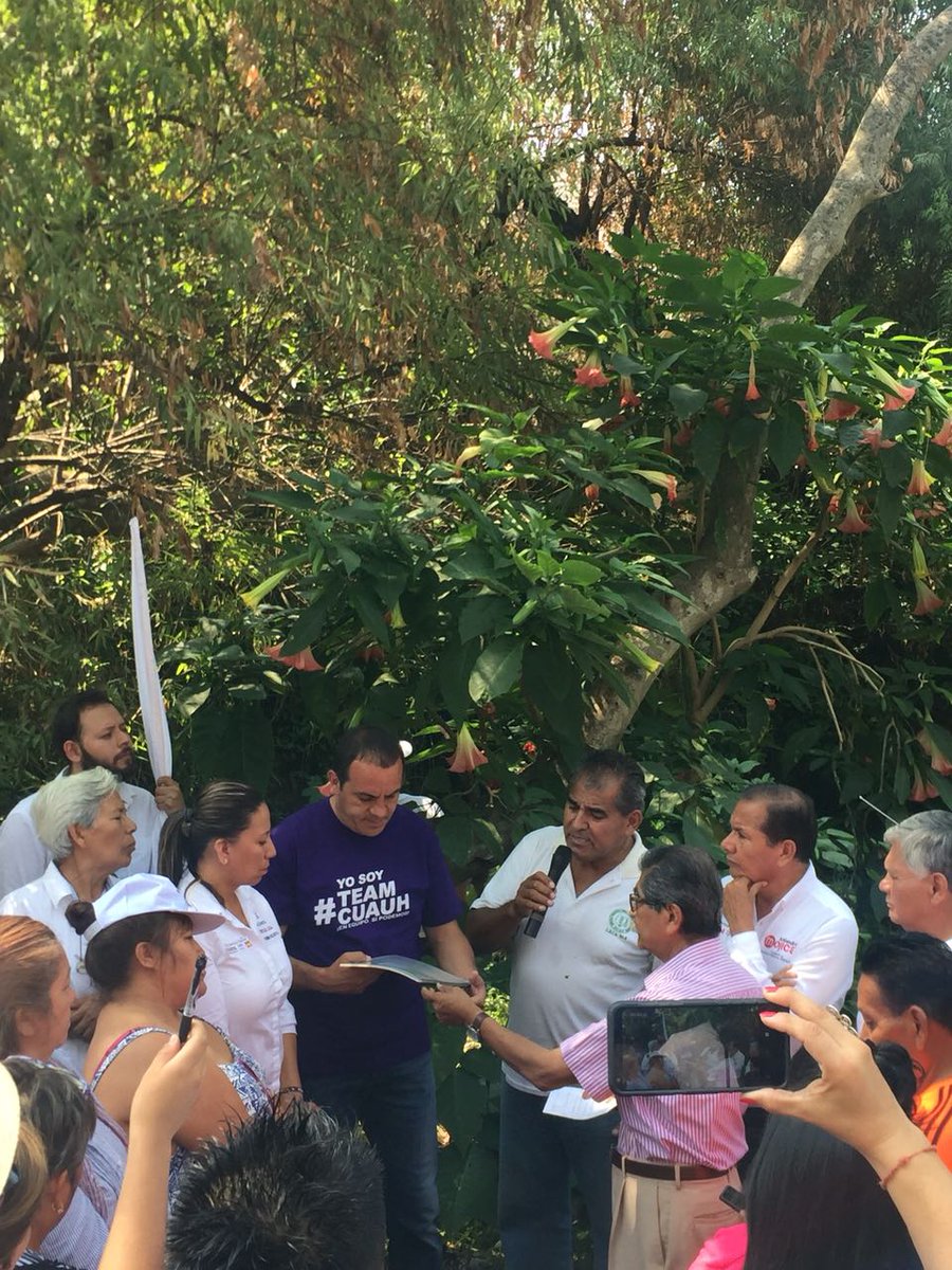 PlandeAyalaSXXI's tweet photo. #MCPASXXl-Morelos con  Cuauhtémoc Blanco, candidato a la gubernatura por la Coalición Juntos Haremos Historia, donde plantearon el rescate de la barranca El pilancon, y se le entregó el documento Plan de Ayala Siglo XXI 2.0 versión MORELOS.
#CampesinosConAMLO 
@AristeguiOnline https://t.co/nFvSCEreNT