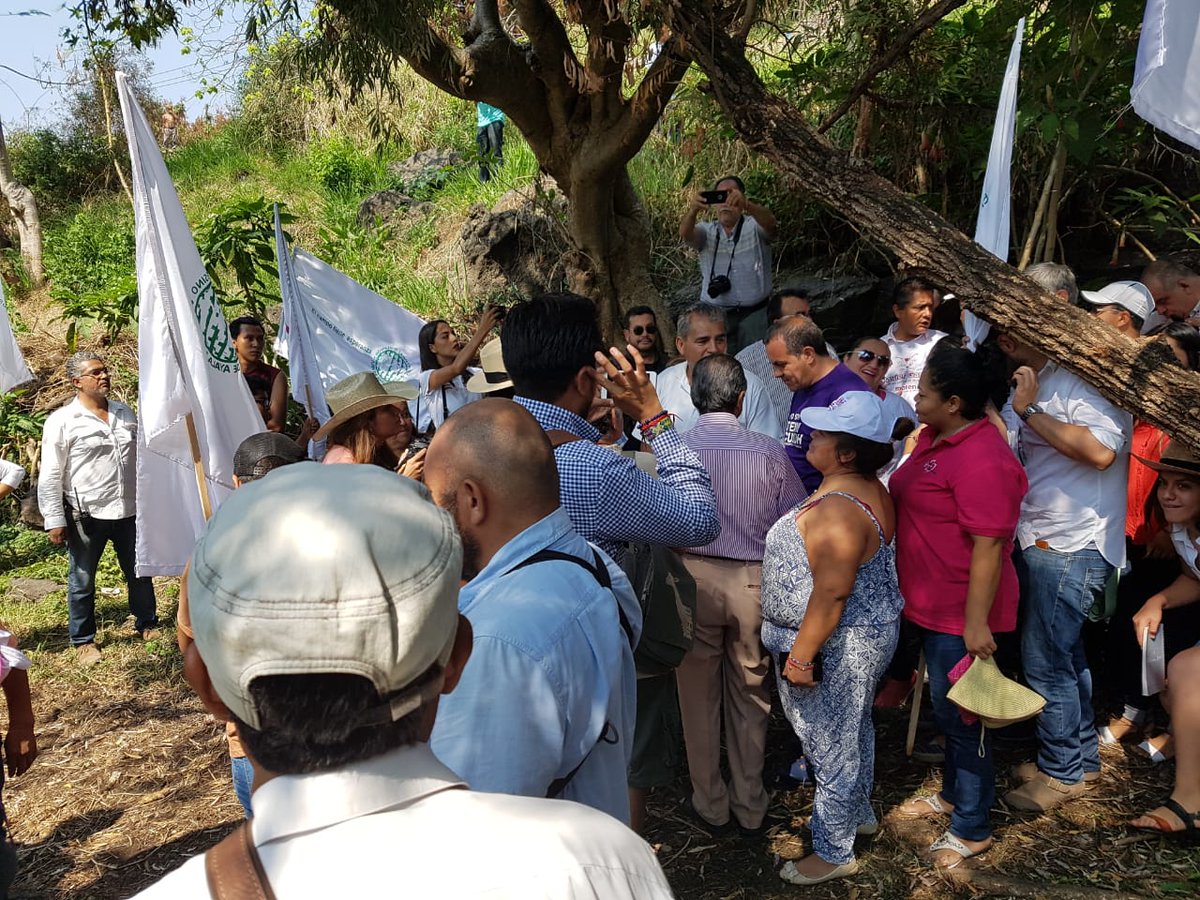 PlandeAyalaSXXI's tweet photo. #MCPASXXl-Morelos con  Cuauhtémoc Blanco, candidato a la gubernatura por la Coalición Juntos Haremos Historia, donde plantearon el rescate de la barranca El pilancon, y se le entregó el documento Plan de Ayala Siglo XXI 2.0 versión MORELOS.
#CampesinosConAMLO 
@AristeguiOnline https://t.co/nFvSCEreNT