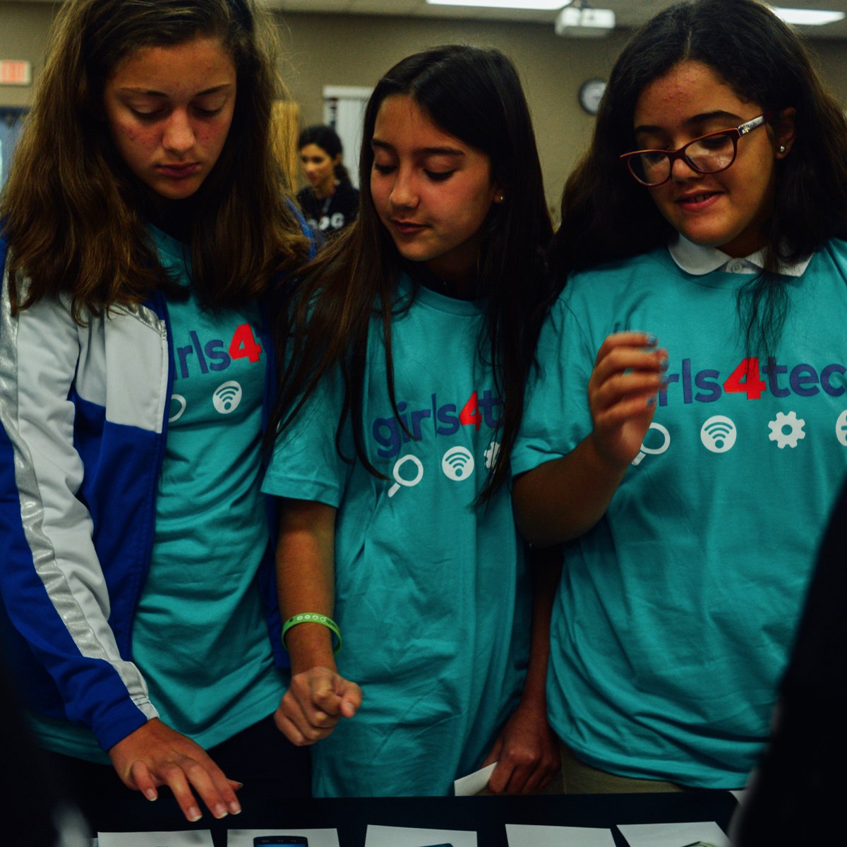 Mastercard's tweet photo. All students should have an equal opportunity to pursue a career in STEM. #Girls4Tech is committed to providing STEM education to 200,000 girls across the world by 2020!

Learn more: https://t.co/GEFfoGQUAQ 
#StartSomethingPriceless https://t.co/OnB7l1PvuR