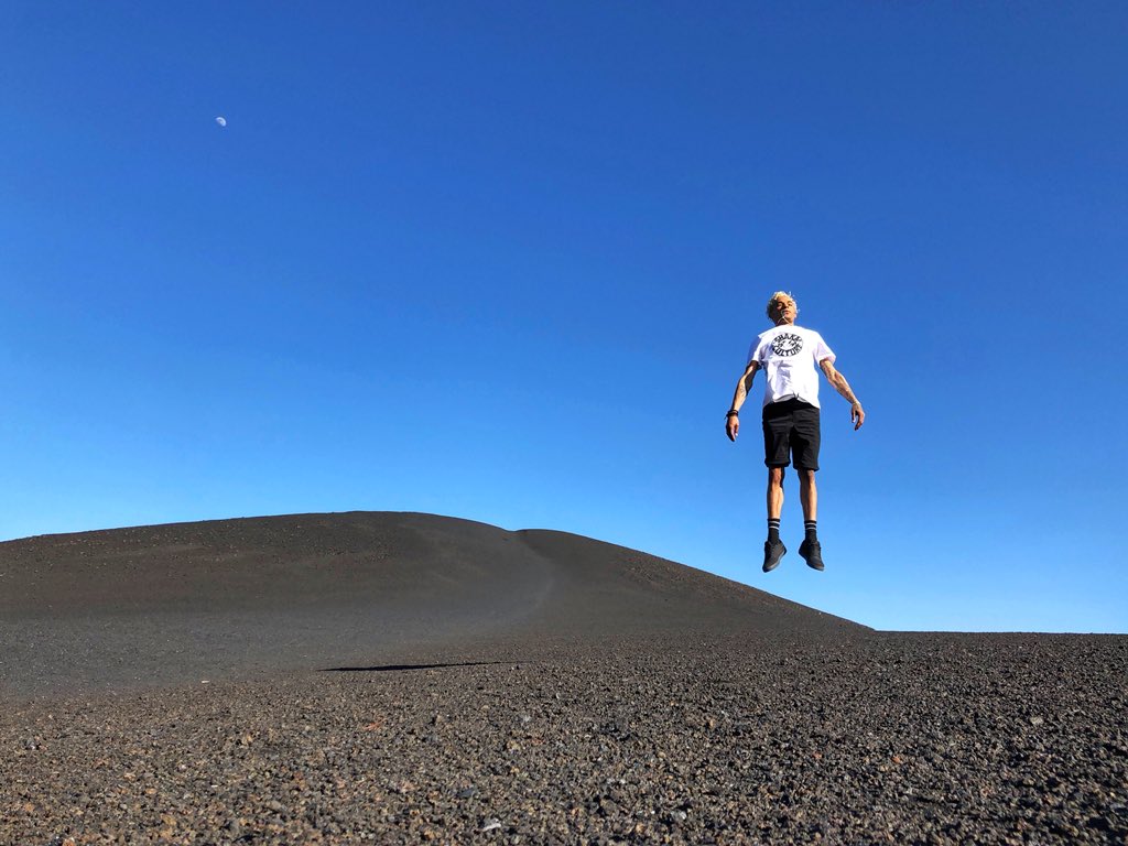 sebbycorrea's tweet photo. Flying over old volcanos...... @ShakaCulture https://t.co/BtHTRtztXb