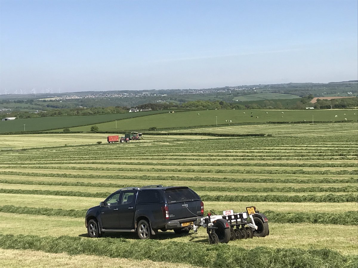 AgriiSoilQuest's tweet photo. Keeping up with the chopper today while scanning in Lanarkshire #soilquest #agrii #knowyoursoils #precisionfarming #lanarkshire #veris3100 #isuzudmax #silage https://t.co/si55tF8GGc
