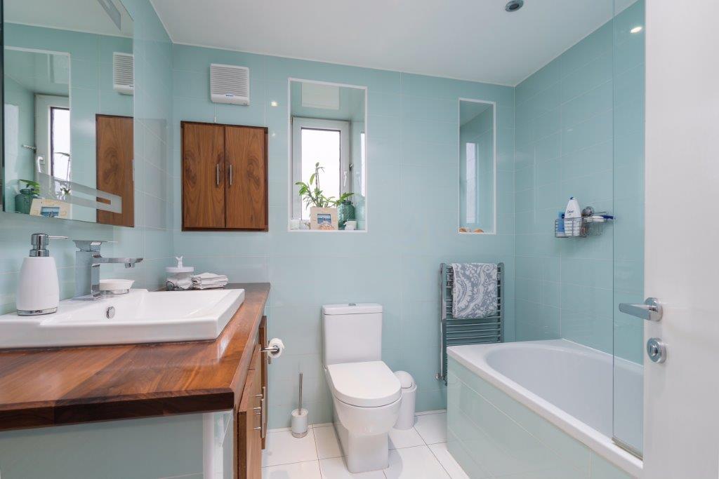 *Price reduction* Stunning 2 bed flat with parking and balcony down to £525,000

chestertons.com/property-to-bu…