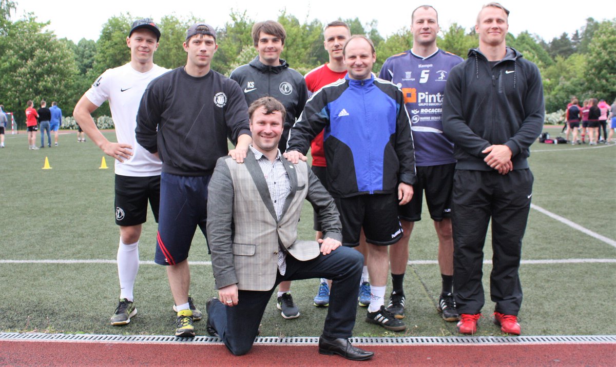 LSPA_lv's tweet photo. LSPA docētāju komanda triumfējusi Nila Graša piemiņas turnīrā handbolā. Dāmām spēcīgākās handbolistes studē 1.kursā. 🥇https://t.co/Duwodeqxzf
#handbols @LVhandball https://t.co/RQz2ggt2xE