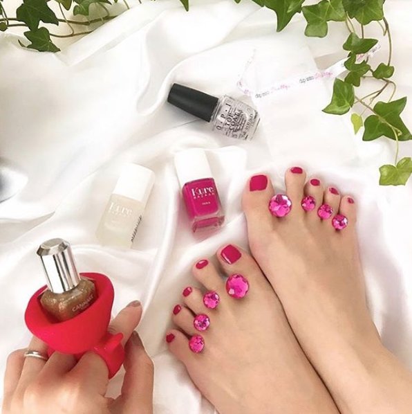 DipIntoPretty's tweet photo. We could never get enough pink pedis! 💞 @thetweexy #pinkpedicures #toespacers #dipintopretty https://t.co/Rr9GBfpspI
