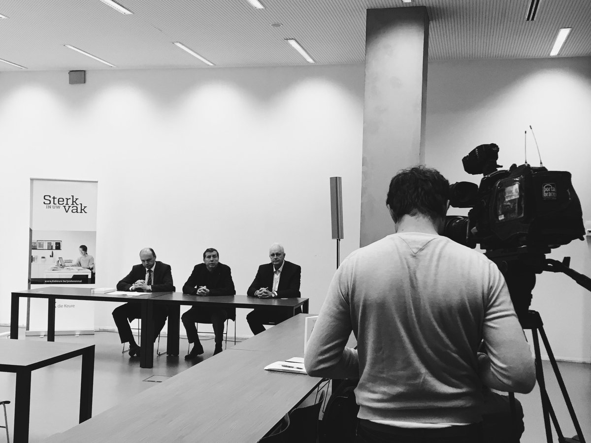 NeleMeulemans's tweet photo. 🎥 Persmoment in het Gentse gerechtsgebouw met de auteurs van "De vrederechter 'Tot uw dienst'". Over de impact van de #vrederechter op ons dagelijks leven. Binnenkort meer hierover op uw radio en tv! https://t.co/gF96cKZbUB