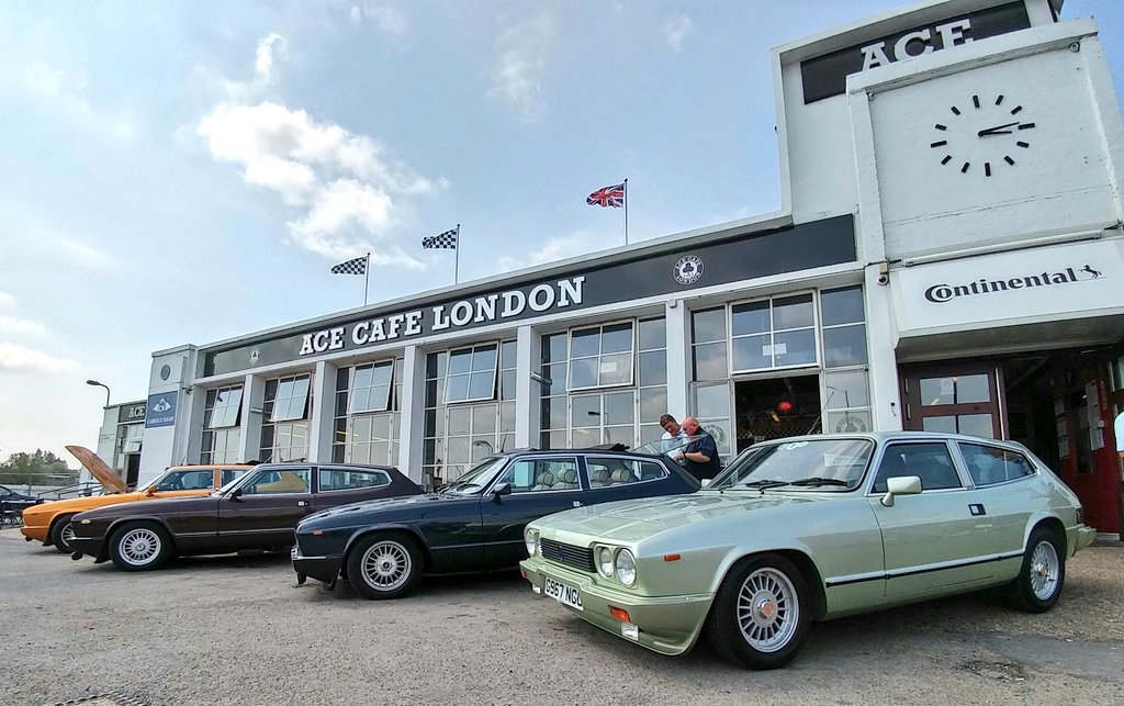 acecafelondon's tweet photo. Some special cars are enjoying the Ace sunshine this afternoon ☀
#AceCafeLondon #AceCafe #London #Middlebridge #MiddlebridgeScimitar #Scimitar https://t.co/T2oPHXs54C
