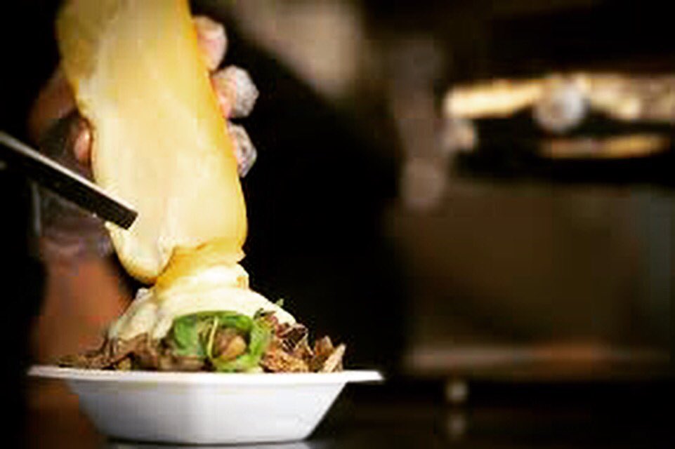 📍Rue Queen coin William • 23 mai #boiteafromages #fromage #raclette #cheese #oka #vieuxmontreal #eatwell #instagood #foodtruck #foodporn #oldport #melt