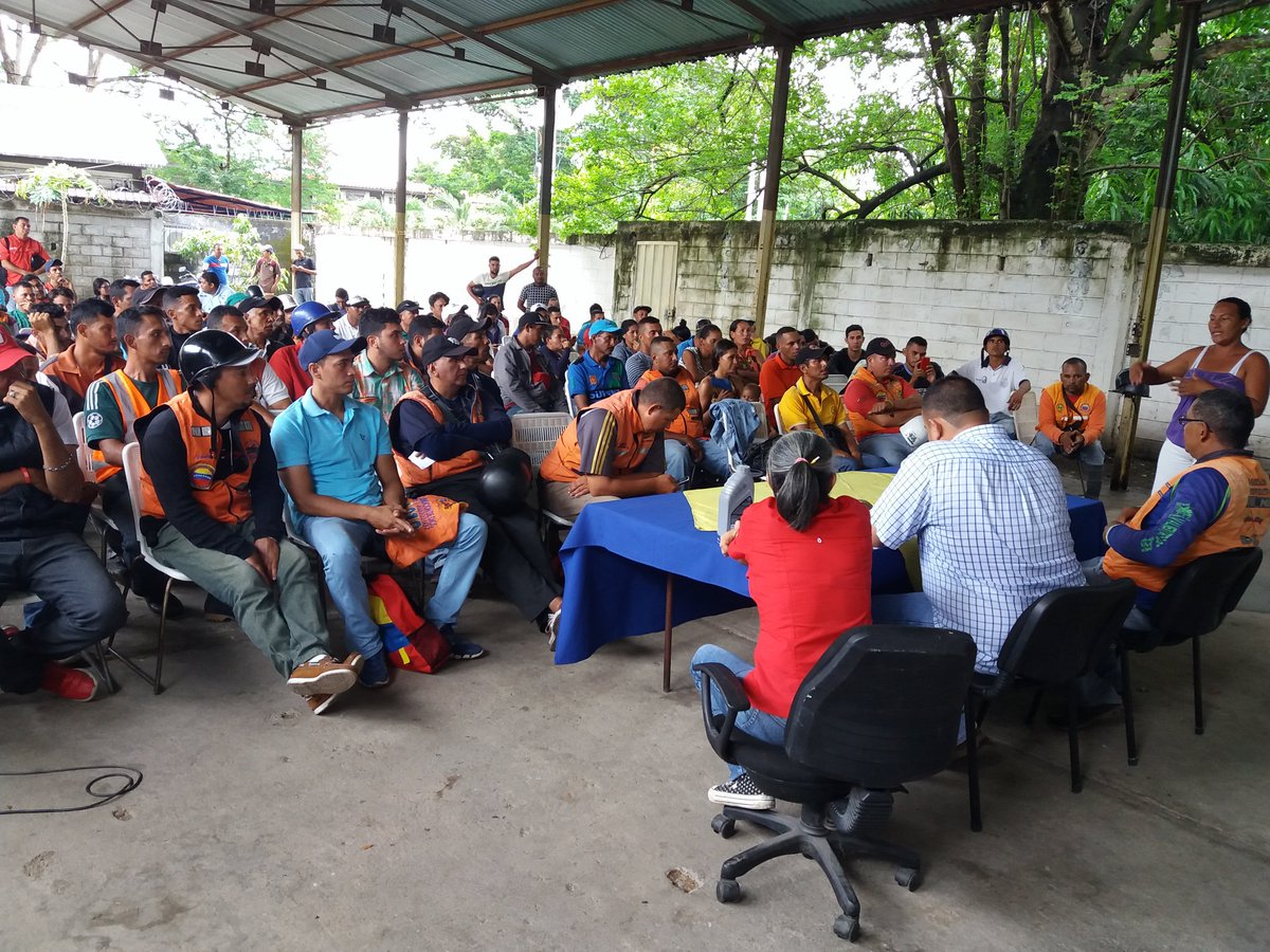 primitivocedeno's tweet photo. Asamblea con el sector de Motorizados de nuestro municipio, escuchando las similitudes  de los mismo. #UnGobiernoParaTodos #PuebloUnidoConMaduro https://t.co/QOUfOCAC9f