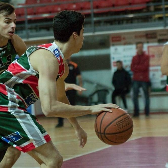 Primera local frente a Sarmiento (72-75).
