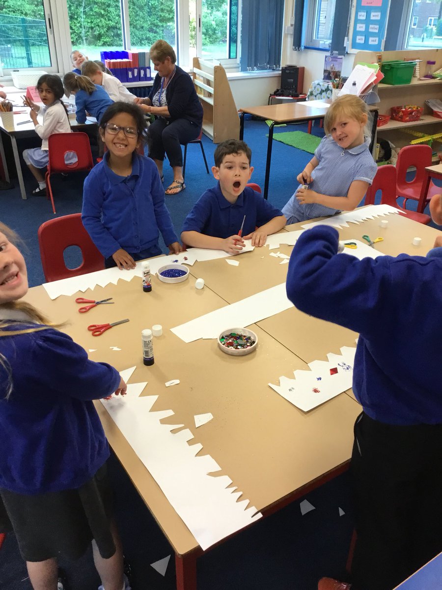 Y1HazelClass's tweet photo. What fabulous crowns! 👑 we can’t wait to wear them tomorrow ✨ https://t.co/AE5xKJlNRW