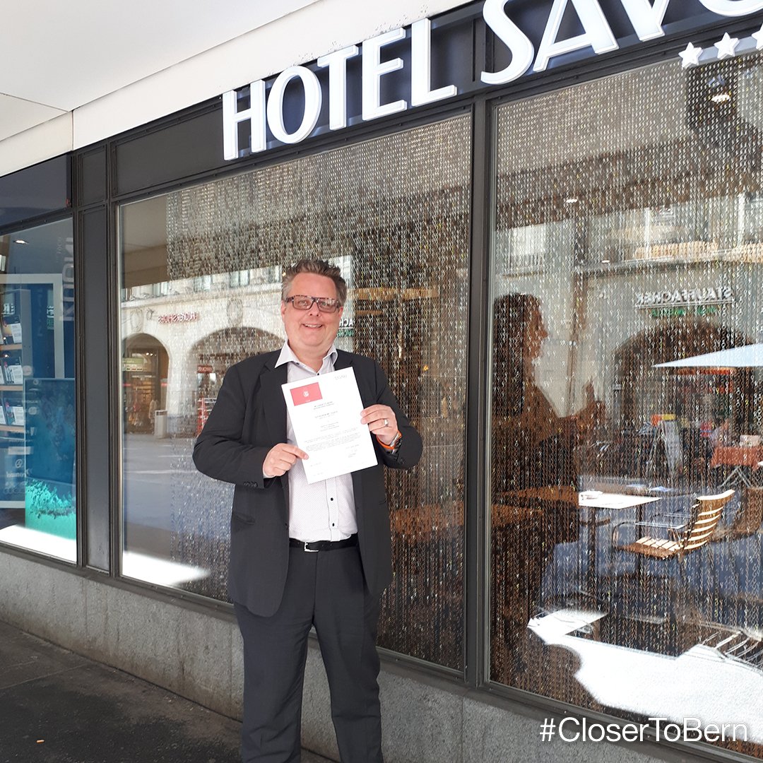 🎉 Total happy 🎉 Rolf Schneider und seine Familie waren so happy beim Hotel Savoy Bern, dass er wieder direkt gebucht hat. Die Freude war gross: Nebst dem besten Preis gab's eine Gratisnacht.✅📞🌐📧👥 Direkt buchen und jubeln: closertobern.ch | #BERNHotels #CloserToBern