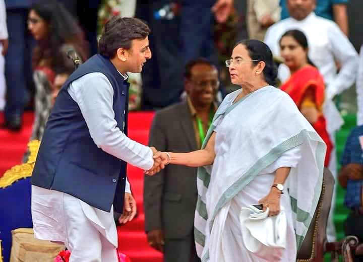 yadavakhilesh's tweet photo. An important day for us all. At the oath-taking of the Chief Minister Shri HD Kumaraswamyji and his deputy, Shri G Parmeshwaranji. https://t.co/VjdFm4bQVE