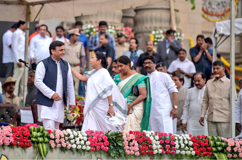 yadavakhilesh's tweet photo. An important day for us all. At the oath-taking of the Chief Minister Shri HD Kumaraswamyji and his deputy, Shri G Parmeshwaranji. https://t.co/VjdFm4bQVE