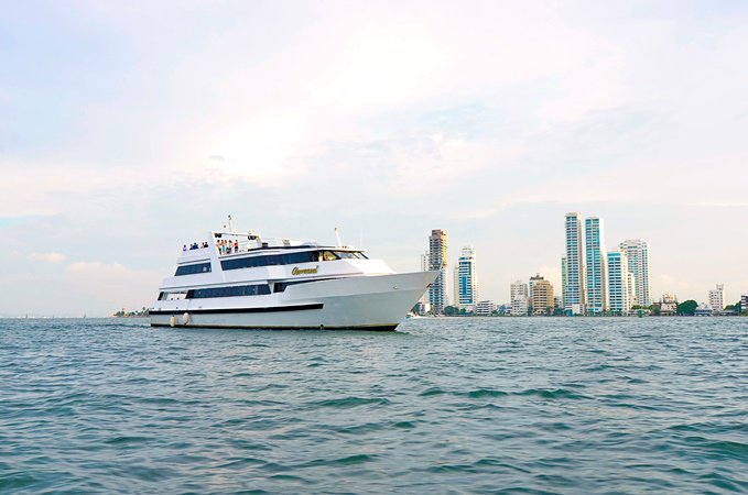 cartagenacity's tweet photo. Operamos sus eventos empresariales sobre la bahia. Celebracion en barco incluye catering gourmet, fingerfood, cena mediterranea o coctel. Almuerzos, cenas, charlas, presentacion de productos y de cierre rumba con DJ o grupo musical. Contacto 315 550 7446 Instagram @cartagenacity https://t.co/nLgNWTc2h5