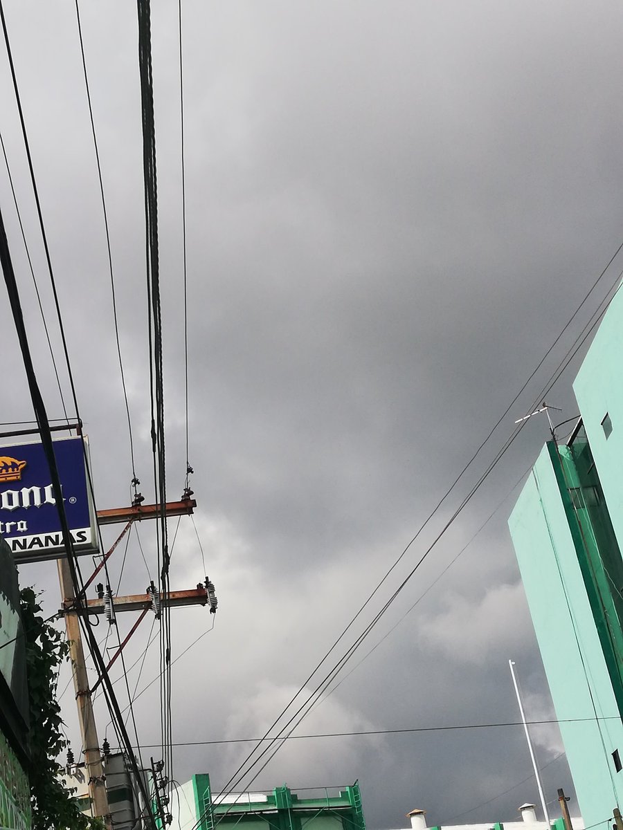andresglez1's tweet photo. Pinche clima esta más bipolar que yo cuando ando en mis días... Una la tome de mi lado derecho y la otra de mi lado izquierdo. https://t.co/1bb7gXEjG5
