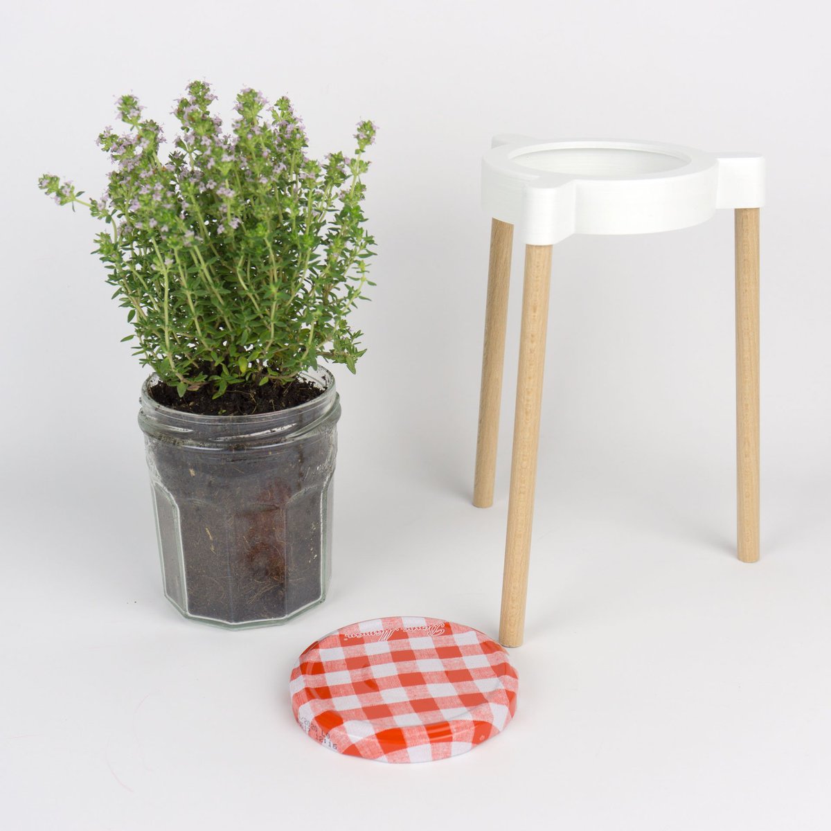 Aujourd'hui je vous présente un petit projet qui a débuté comme une plaisanterie : faire un système aux dimensions des pots de confiture.
Voici donc le trépied basé sur les pots Bonne Maman.

Le modèle 3D est disponible sur <a href="/Cults3D/">Cults.</a> : cults3d.com/fr/mod%C3%A8le…