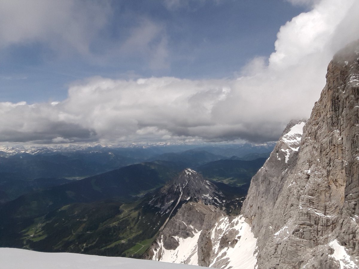 FrauDinktoc's tweet photo. Ausblick. Jetzt. #dachsteingletscher https://t.co/GsCW3t9E4T