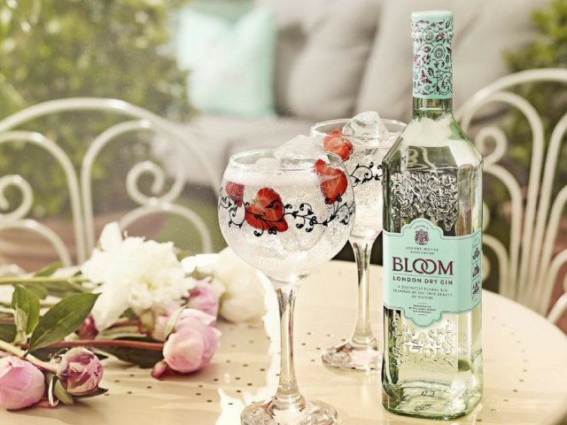 SlugWinchester's tweet image. The countdown has officially begun to our Gin Festival this weekend! Today's choice, Bloom London Dry Gin. We'd recommend pairing with strawberries and fentiman's tonic #BloomGin #Fentimans #Gin #GinFestival #CountdownHasBegun @BLOOMGin @FentimansLtd