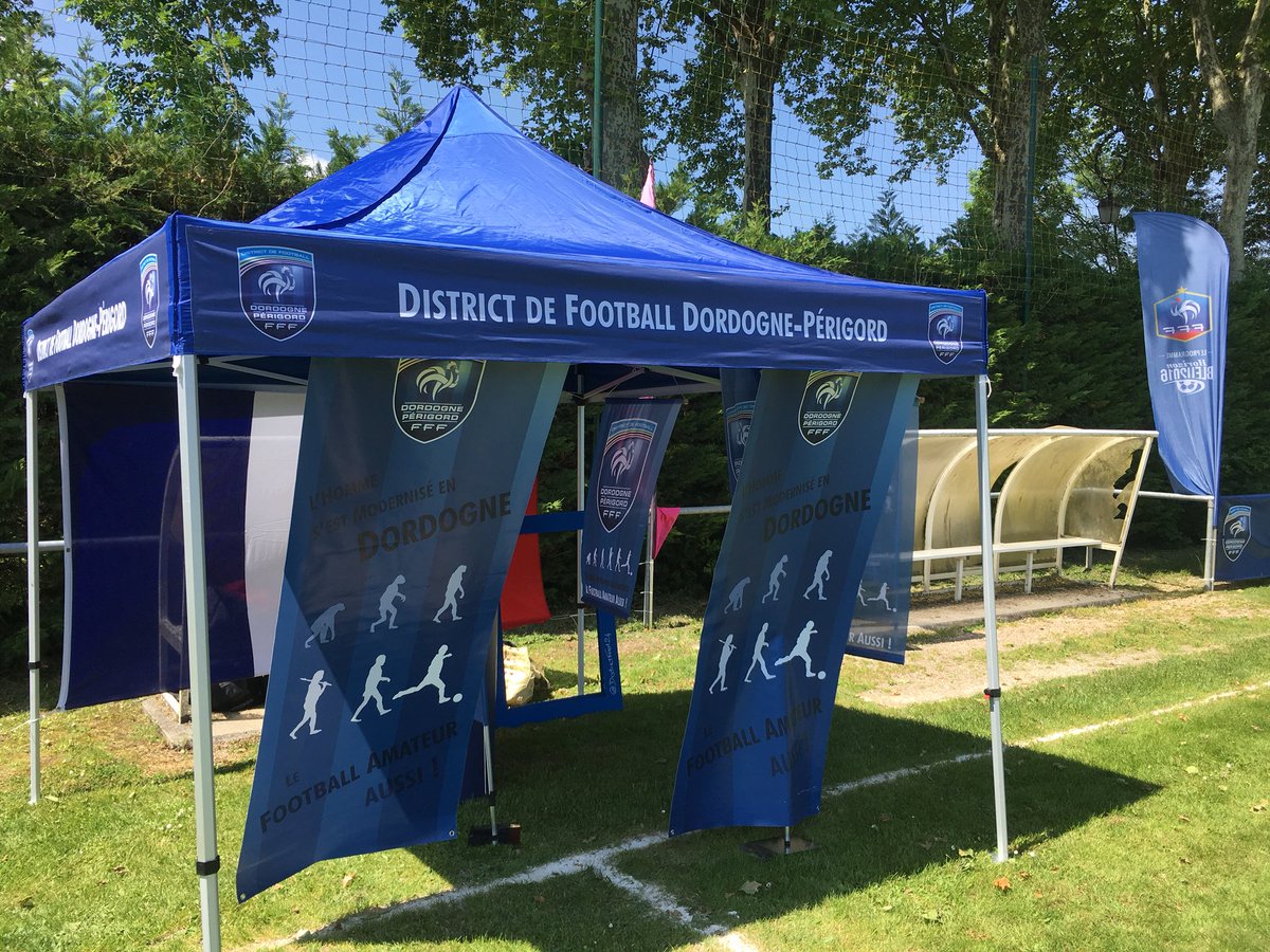 DistrictFoot24's tweet photo. #MercrediBleu en #Dordogne! La tournée commence avec le club de #Tocane! On vous annonce même que la caravane continue en 2019 avec une édition special #FootFéminin #FiersdetreBleus https://t.co/F4qaHqHCK3