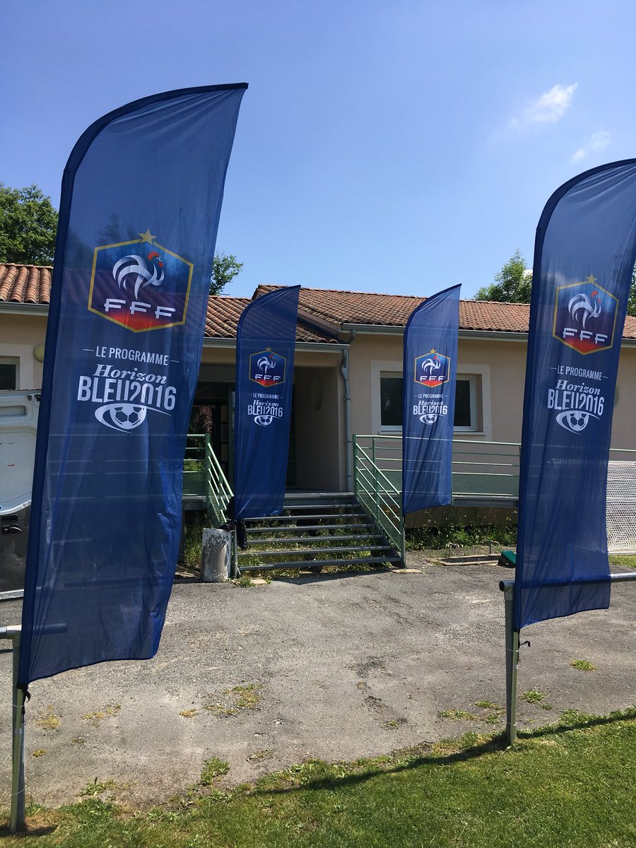 DistrictFoot24's tweet photo. #MercrediBleu en #Dordogne! La tournée commence avec le club de #Tocane! On vous annonce même que la caravane continue en 2019 avec une édition special #FootFéminin #FiersdetreBleus https://t.co/F4qaHqHCK3