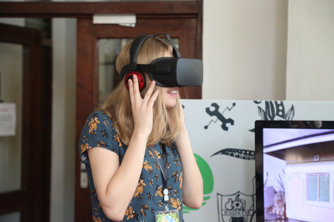 JoeEvarist's tweet photo. Am I the only one who didn't know the difference between Augmented Reality (AR) and Virtual Reality (VR)? Now I know thanks to @OnaStories at Day 3 of #IW2018 . You too shouldn't miss out. They'll be here at @costechTANZANIA till Friday. @HDIFtz #InnovationIntoAction @tulanana https://t.co/tPxEQo7hf9