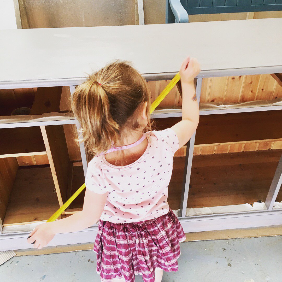 WhisperandEcho's tweet image. This little one had to come home because she's ill and now won't sit down! Our little helper 🤩 #humpday #littlehelper #startingyoung #vintage #interiorstyle #style #interiordecor #vintagestyle #homedecor #familybusiness #whisperandecho